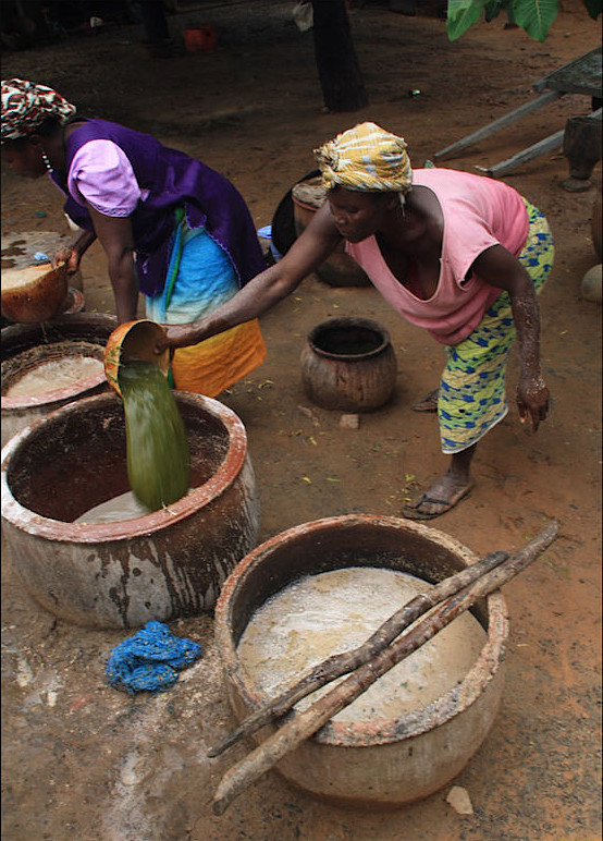 Clarifying the mash with okra ( Photo Alexandre Magot)
